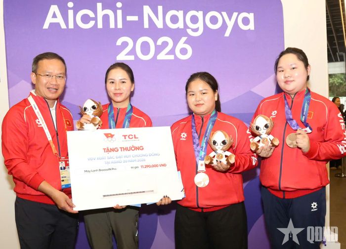 Trịnh Thu Vinh, Nguyễn Thùy Trang và Bùi Thúy Thu Thủy nhận thưởng vì thành tích đoạt huy chương đồng. Ảnh: BÙI LƯỢNG