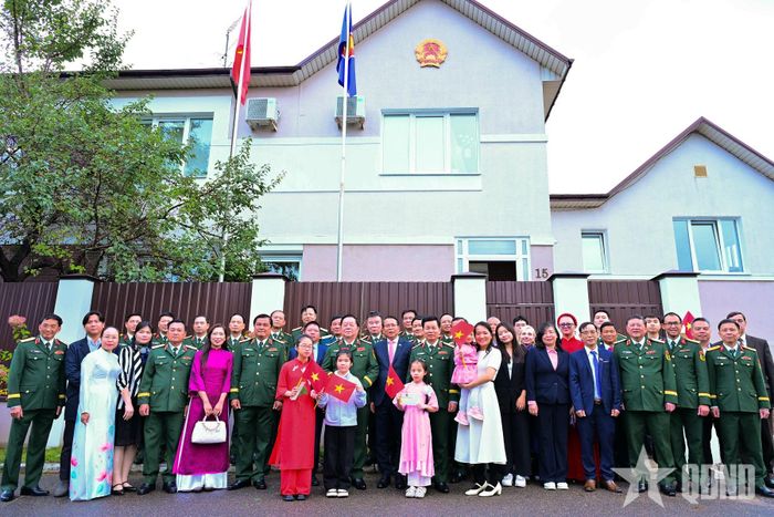 Đại tướng Nguyễn Trọng Nghĩa cùng Đoàn đại biểu chính trị cấp cao QĐND Việt Nam và cán bộ, nhân viên Đại sứ quán Việt Nam tại Belarus, đại diện cộng đồng người Việt Nam tại đây chụp ảnh chung. 