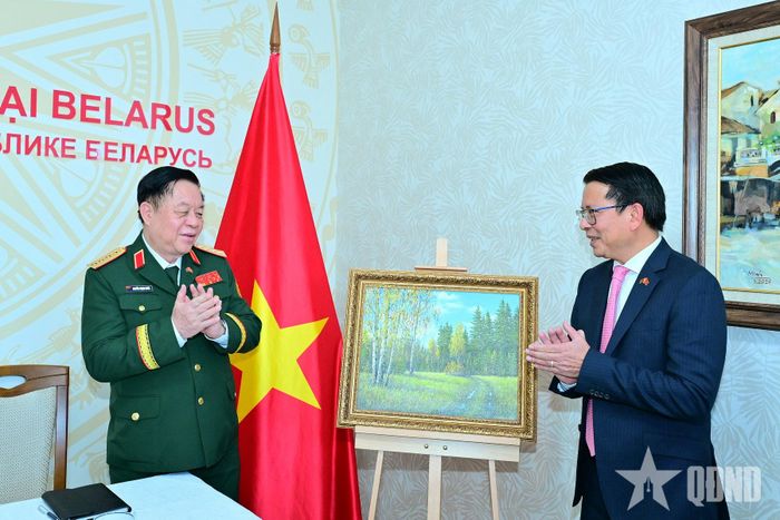 Đại sứ Nguyễn Văn Trung tặng quà Đại tướng Nguyễn Trọng Nghĩa.  