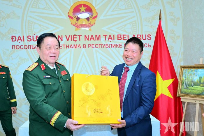 Đại tướng Nguyễn Trọng Nghĩa tặng quà đại diện cộng đồng người Việt Nam tại Belarus. 