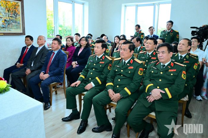 Các đại biểu dự buổi thăm. 