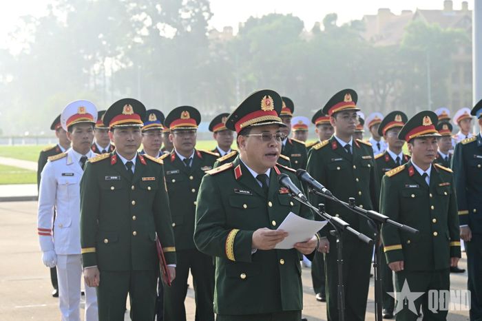  Thiếu tướng Nguyễn Việt Dũng, Bí thư Đảng ủy, Cục trưởng Cục Pháp chế Bộ Quốc phòng báo cáo với Bác về sự trưởng thành, lớn mạnh của đơn vị và ngành pháp chế Quân đội cùng những thành tích nổi bật trong 50 năm qua.