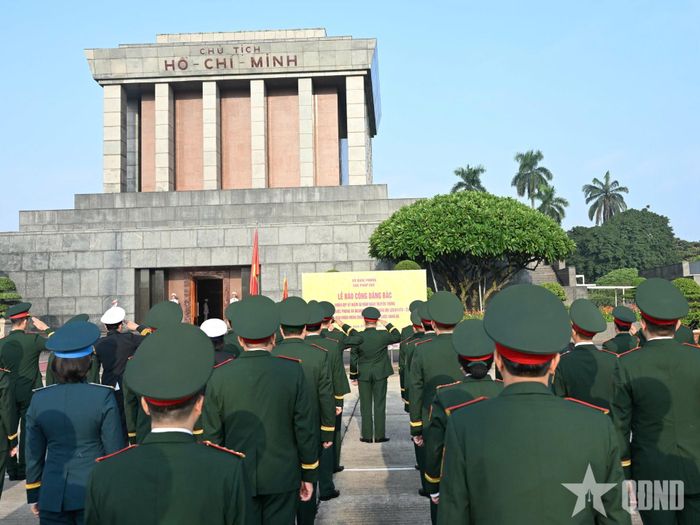   Cục Pháp chế Bộ Quốc phòng báo công dâng Bác. 