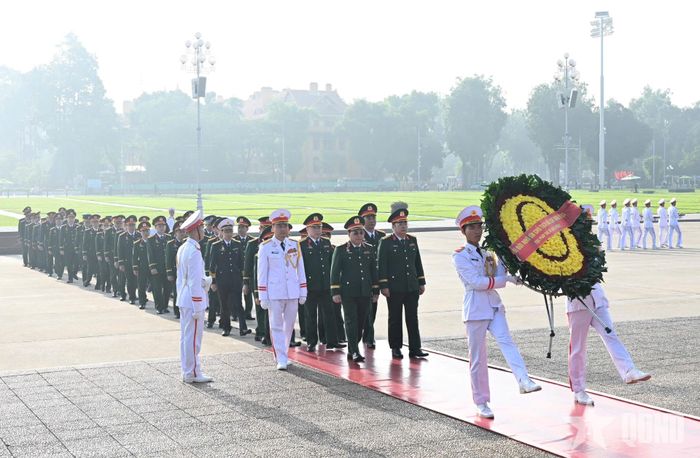  Đoàn đại biểu Cục Pháp chế Bộ Quốc phòng và ngành pháp chế Quân đội đặt vòng hoa và vào Lăng viếng Chủ tịch Hồ Chí Minh.