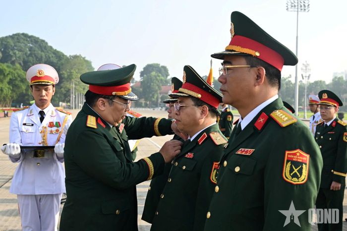  Đại diện Bộ Tư lệnh Lăng Chủ tịch Hồ Chí Minh trao Huy hiệu Bác Hồ tặng Thiếu tướng Nguyễn Việt Dũng và chỉ huy Cục Pháp chế Bộ Quốc phòng.