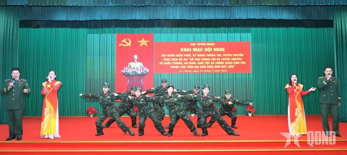 Tiết mục văn nghệ chào mừng khai mạc tập huấn.  