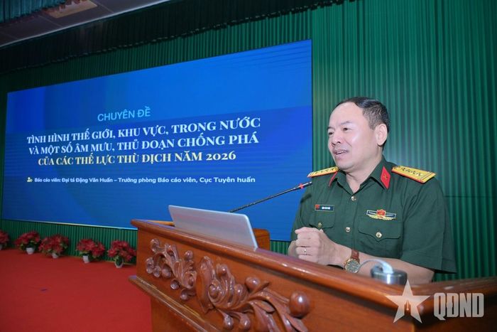 Đại tá Đặng Văn Huấn, Trưởng phòng Báo cáo viên, Cục Tuyên huấn trình bày chuyên đề tại lớp tập huấn.  