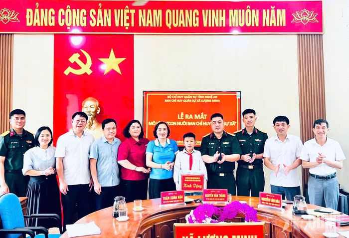 Lễ ra mắt mô hình con nuôi Ban CHQS xã Lượng Minh.