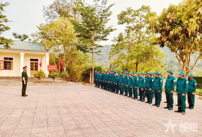 Ban CHQS xã Lượng Minh huấn luyện dân quân năm 2026.