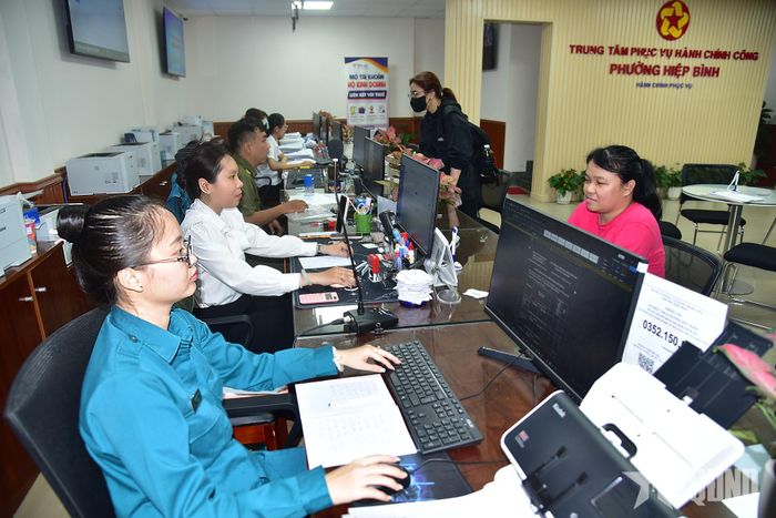  Mỗi ngày, 5 chiến sĩ dân quân thường trực Ban CHQS phường Hiệp Bình tham gia hỗ trợ người dân tại Trung tâm Phục vụ hành chính công phường. 