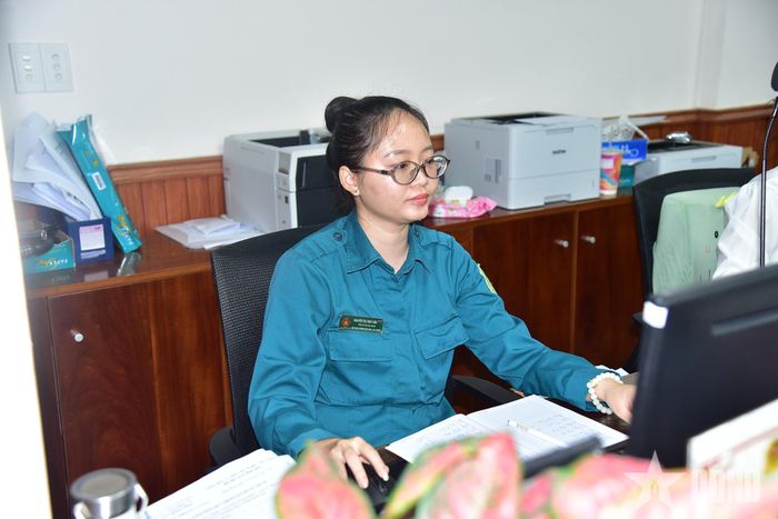  Nữ chiến sĩ dân quân chủ động nghiên cứu quy trình, cập nhật thủ tục hành chính trực tuyến để hướng dẫn người dân chính xác, thuận tiện.   