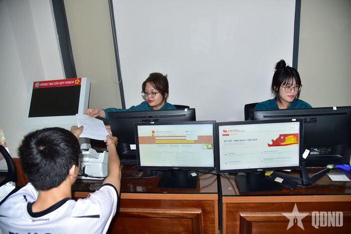 Người dân được hỗ trợ kê khai thông tin, tải giấy tờ và nộp hồ sơ trên hệ thống dịch vụ công. 