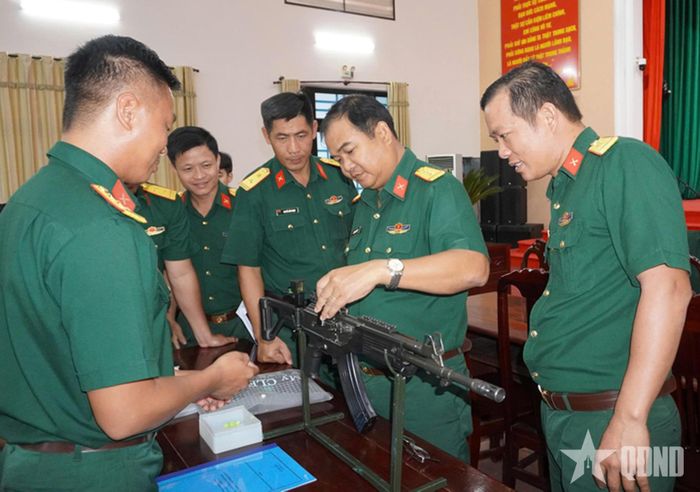 Các đại biểu tham quan, đánh giá sáng kiến tại hội nghị thẩm định. 