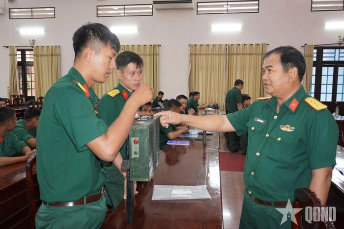  Thượng tá Huỳnh Sơn Mộng, Phó sư đoàn trưởng Sư đoàn 5 (bên phải) tham quan, thẩm định sáng kiến của các tác giả.