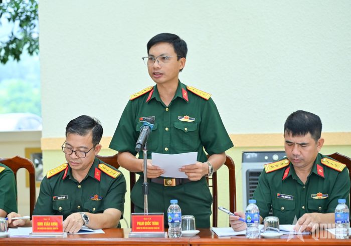 Đại tá Phạm Quốc Trình, Chính trị viên Kho K802 (Cục Quân khí, Tổng cục Hậu cần - Kỹ thuật) báo cáo kết quả công tác thi đua, khen thưởng và Phong trào Thi đua Quyết thắng của đơn vị.