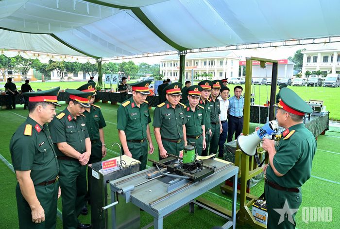 Các đại biểu tham quan, nghe thuyết minh về những sáng kiến, cải tiến kỹ thuật nổi bật của Kho K802.