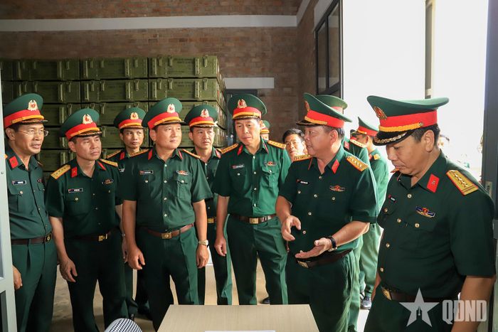 Các đại biểu trao đổi trong quá trình tham quan khu vực nhà kho của Kho K802.
