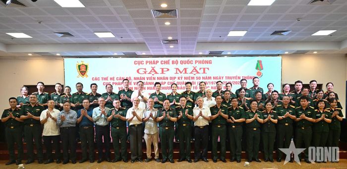 Các đại biểu chụp ảnh kỷ niệm tại buổi gặp mặt.