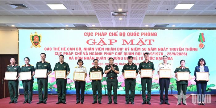 Thiếu tướng Nguyễn Việt Dũng khen thưởng các tập thể, cá nhân đạt thành tích xuất sắc trong đợt thi đua cao điểm "50 ngày đêm hành động kiểu mẫu chào mừng kỷ niệm 50 năm ngày truyền thống Cục Pháp chế Bộ Quốc phòng và ngành pháp chế Quân đội".