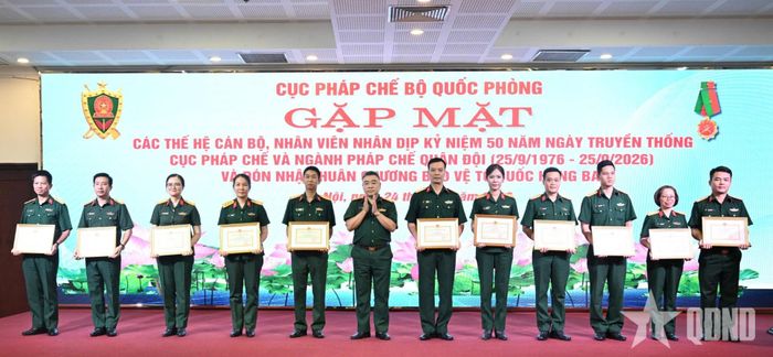 Chỉ huy Cục Pháp chế Bộ Quốc phòng trao thưởng các cá nhân tiêu biểu trong tham gia các hoạt động tổ chức kỷ niệm 50 năm ngày truyền thống đơn vị.