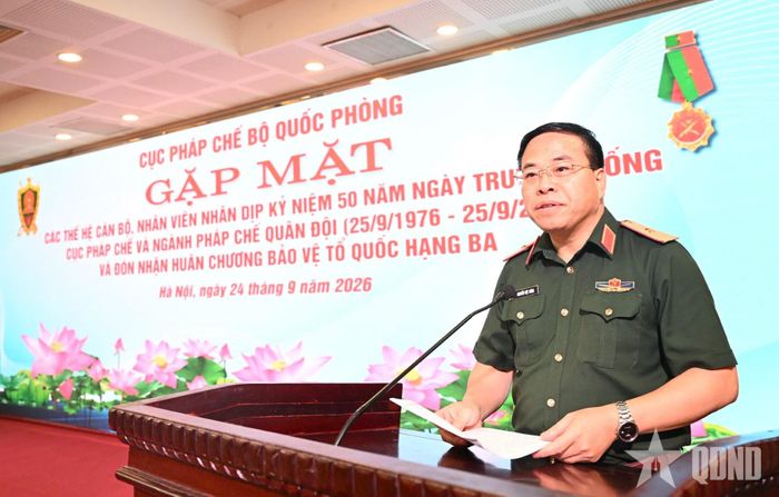 Thiếu tướng Nguyễn Việt Dũng phát biểu tại buổi gặp mặt.