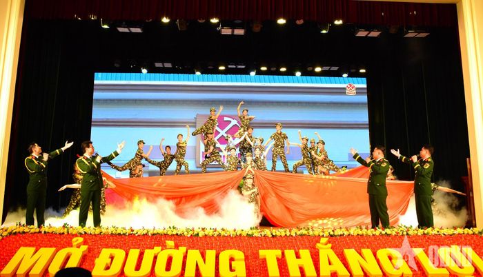 Chương trình nghệ thuật chào mừng. 