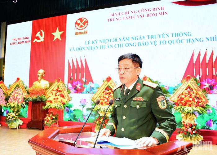 Đại tá Nguyễn Thế Lương, Giám đốc Trung tâm Công nghệ xử lý bom mìn trình bày diễn văn kỷ niệm. 