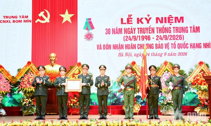  Thừa ủy quyền của Chủ tịch nước, Thiếu tướng Trần Trung Hòa trao Huân chương Bảo vệ Tổ quốc hạng Nhì tặng Trung tâm Công nghệ xử lý bom mìn.  