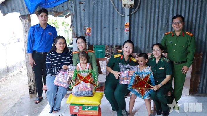 Ban tổ chức đến thăm hỏi, trao quà hỗ trợ các em có hoàn cảnh khó khăn.