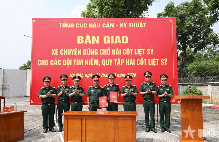 Tổng cục Hậu cần-Kỹ thuật bàn giao xe ô tô chuyên dùng chở hài cốt liệt sĩ cho Quân khu 7.
