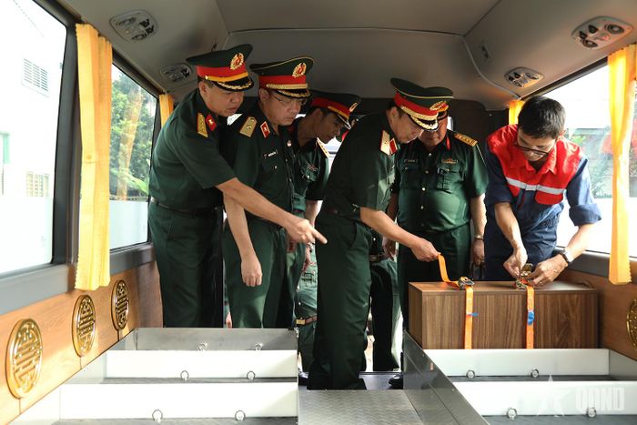  Hội đồng nghiệm thu kiểm tra, nghiệm thu xe ô tô chuyên dùng chở hài cốt liệt sĩ.