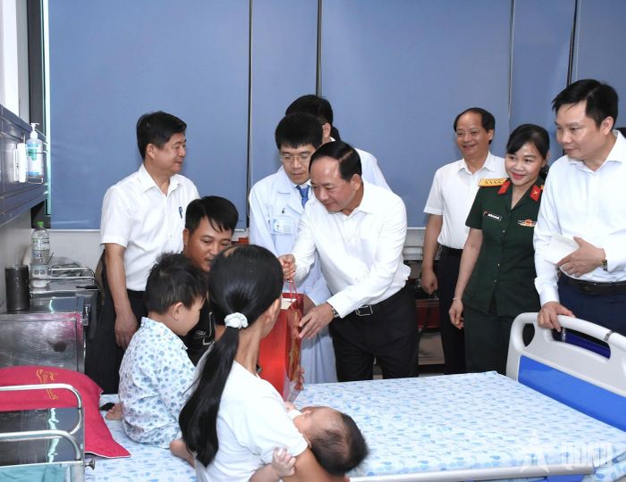  Trưởng Ban Tuyên giáo Trung ương Trịnh Văn Quyết thăm, động viên, tặng quà bệnh nhi đang điều trị tại Bệnh viện Nhi Hà Nội. 