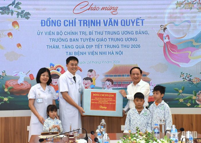  Thay mặt lãnh đạo Đảng, Nhà nước, đồng chí Trịnh Văn Quyết trao quà của Tổng Bí thư, Chủ tịch nước Tô Lâm tặng Bệnh viện Quân y 103 (Học viện Quân y) và Bệnh viện Nhi Hà Nội.  