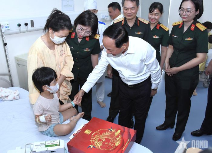  Trưởng Ban Tuyên giáo Trung ương Trịnh Văn Quyết thăm, động viên, tặng quà bệnh nhi đang điều trị tại Bệnh viện Quân y 103.  