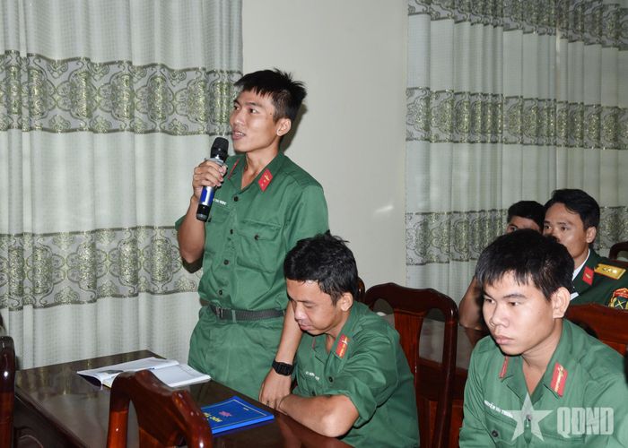 Chiến sĩ Lữ đoàn Tăng thiết giáp 26 phát biểu tại buổi đối thoại.
