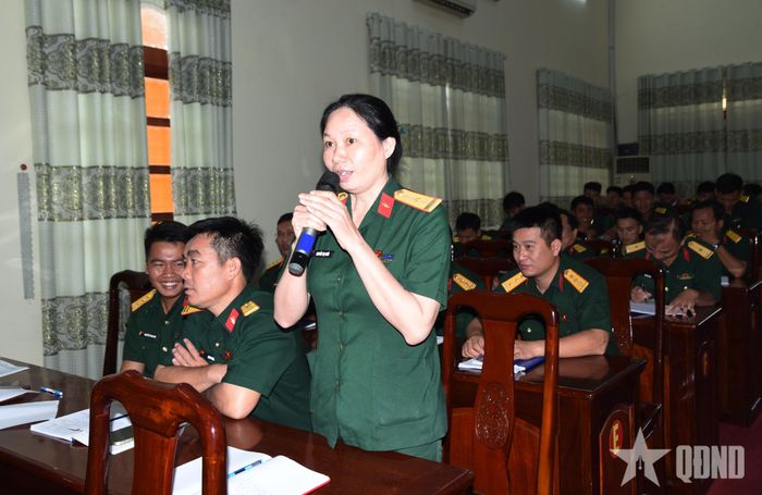 Nữ quân nhân Lữ đoàn Tăng thiết giáp 26 bày tỏ tâm tư tại buổi đối thoại.