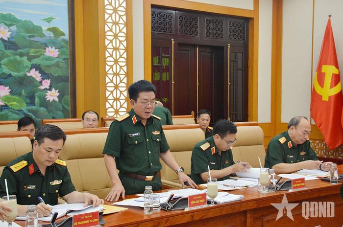 Thiếu tướng Phạm Thanh Khiết, Phó chủ nhiệm, Tham mưu trưởng Tổng cục Công nghiệp quốc phòng - Cơ quan Thường trực Ban chỉ đạo triển lãm - báo cáo tại hội nghị. 