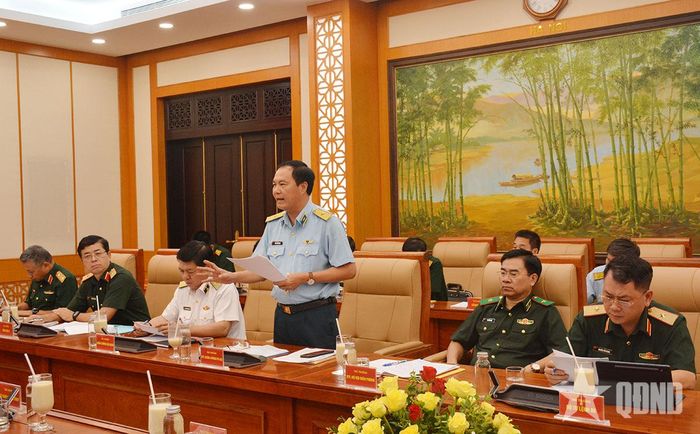Thủ trưởng Bộ tư lệnh Quân chủng Phòng không - Không quân phát biểu ý kiến tại hội nghị. 
