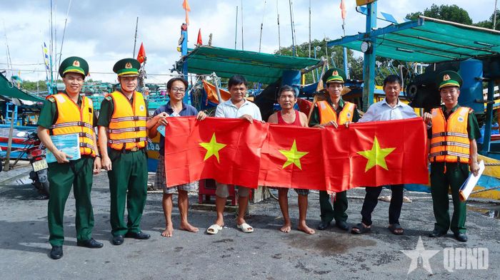 Trao tặng cờ Tổ quốc tặng các chủ phương tiện, thuyền trưởng và ngư dân.