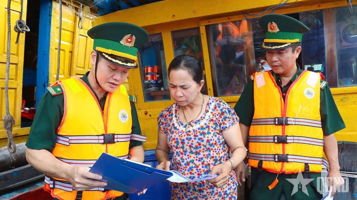 Cán bộ Đồn Biên phòng Phước Hải tập trung phổ biến những quy định pháp luật liên quan trực tiếp đến hoạt động khai thác thủy sản.