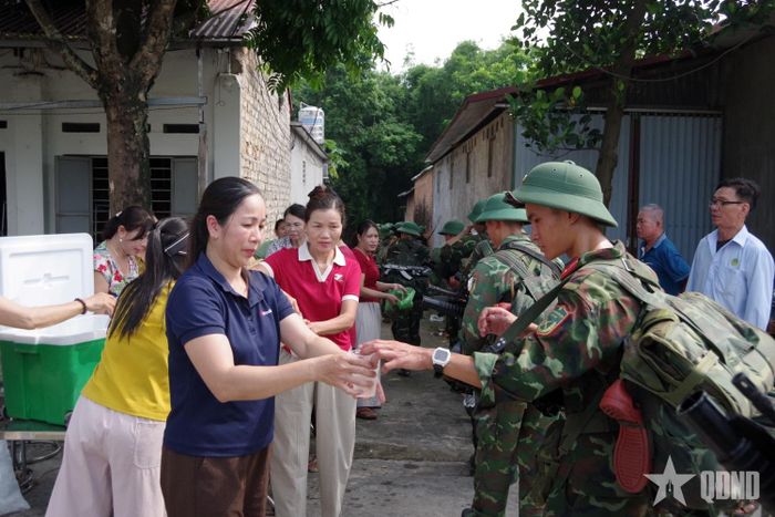 Nhân dân xã Hiệp Hòa, TP Bắc Ninh tiếp sức cho cán bộ, chiến sĩ trên đường hành quân. 