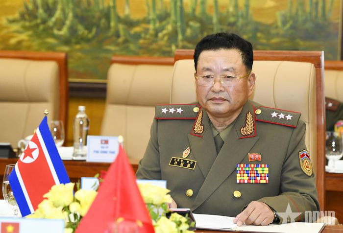 Thượng tướng Ryo Chol Un tại hội đàm. 