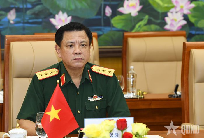  Thượng tướng Nguyễn Trường Thắng trao đổi với Thượng tướng Ryo Chol Un tại hội đàm. 