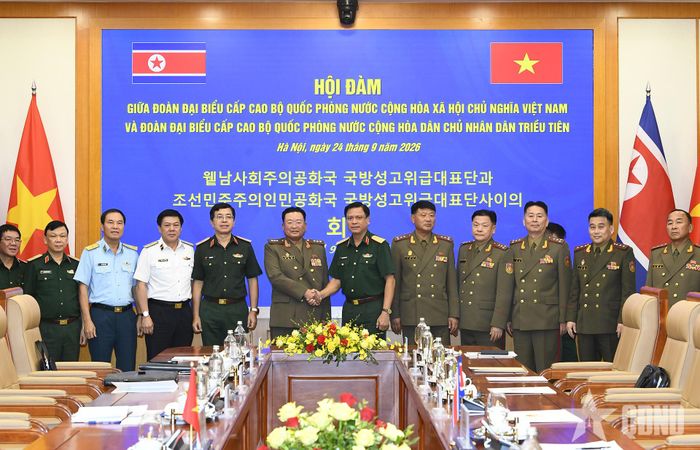   Thượng tướng Nguyễn Trường Thắng và Thượng tướng Ryo Chol Un cùng các đại biểu hai đoàn. 