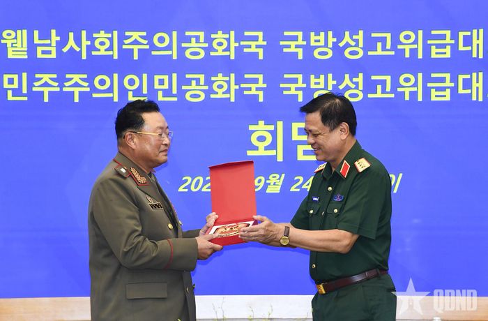  Thượng tướng Nguyễn Trường Thắng và Thượng tướng Ryo Chol Un trao tặng quà lưu niệm. 
