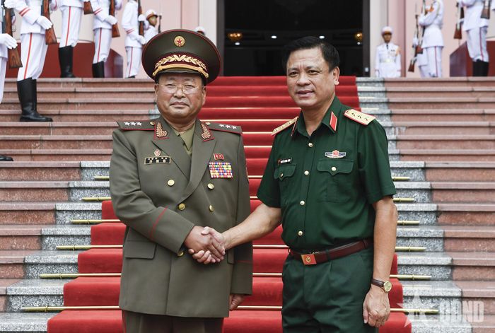   Thượng tướng Nguyễn Trường Thắng đón Thượng tướng Ryo Chol Un. 