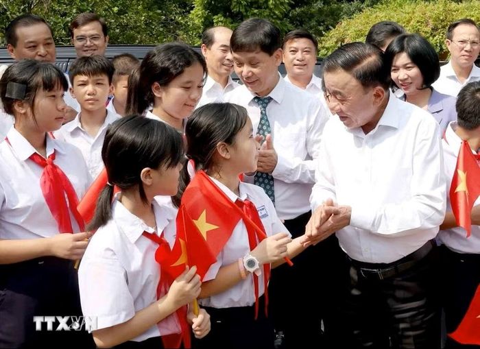 Thường trực Ban Bí thư Trần Cẩm Tú trò chuyện với các cháu thiếu nhi tại Làng trẻ em SOS Hà Nội. Ảnh: TTXVN