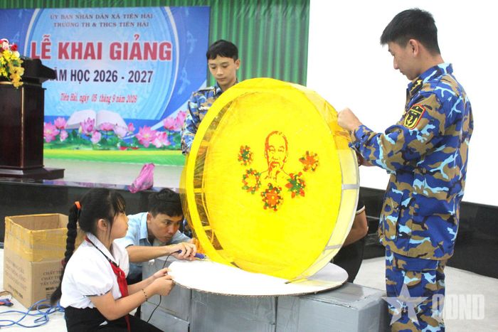 Cán bộ, chiến sĩ Trạm Radar 625 cùng các em học sinh làm mô hình lồng đèn với chủ đề ca ngợi Chủ tịch Hồ Chí Minh.