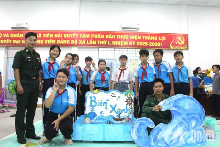 Hội thi góp phần nâng cao ý thức bảo vệ môi trường cho các em học sinh thông qua việc sử dụng các vật liệu tái chế để làm lồng đèn.