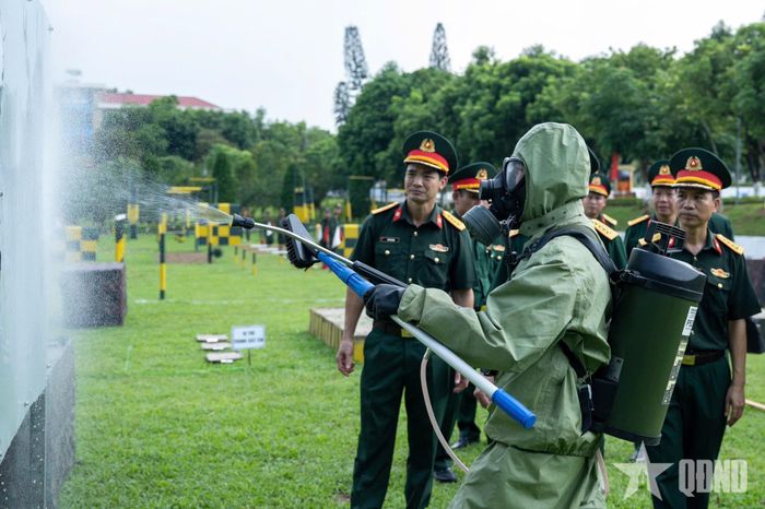 Đoàn công tác kiểm tra bộ đội thực hành tiêu tẩy.